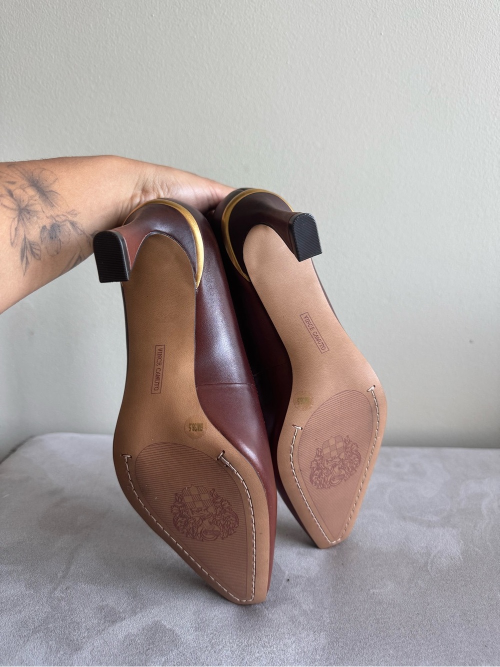 New never worn Vince Camuto Chestnut Brown Leather Pointed Pumps - Picture 4 of 4